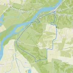 Trasa rowerowa z Puław do Kazimierza Dolnego wiedzie przez malownicze tereny nad Wisłą, mijając Janowice i Podgórz.