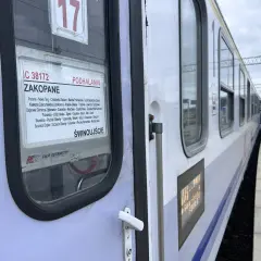 Pociąg IC 38172 "Podhalanin" na stacji. Widoczna tablica z trasą do Świnoujścia przez Zakopane.