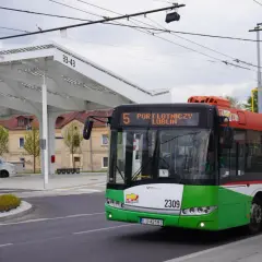 Autobus linii 5 "Port Lotniczy Lublin" zbliża się do przystanku.