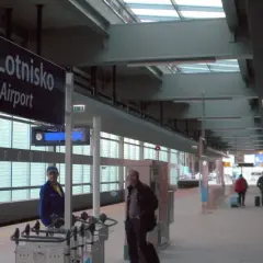 Gdzie złapać bus na lotnisko w Krakowie? Sprawdź przystanki i linie