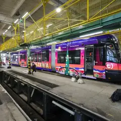 Warszawski tramwaj ozdobiony świątecznymi motywami, gotowy do kursowania w okresie Bożego Narodzenia.