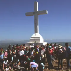 Pielgrzymi z Polski przy wielkim białym krzyżu w Medziugorie.
