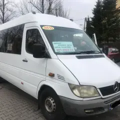 Biały bus z napisem "Jasienica, Myślenice - Szpital, Certus - Dolne Przed, Myślenice D.A." stoi na ulicy.