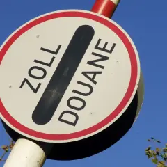 Znak graniczny "Zoll Douane" przypomina o limitach, ile papierosów do Niemiec można przewieźć.