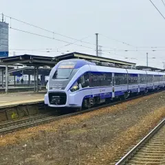 Nowoczesny pociąg PKP Intercity na stacji w Opocznie, gotowy do podróży do Kielc.
