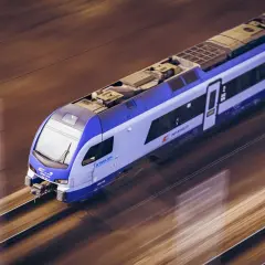 Pociąg Stadler FLIRT PKP Intercity pędzi po torach, jakby był łosiem przemierzającym gdańskie tereny.