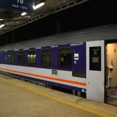 Jak znaleźć wagon w pociągu Intercity? Spójrz na napisy na wagonach: "WAGON SYPIALNY", "SCHLAFWAGEN", "VOITURE LITS", "CARROZZA-LETTI".