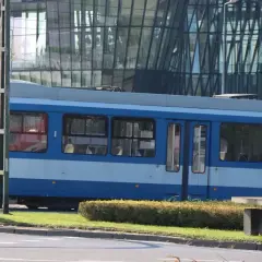 Niebieski tramwaj w Krakowie, idealny do zwiedzania miasta z biletem dobowym.