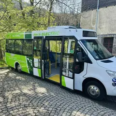 Zielony, elektryczny Automet gotowy do zabrania turystów na Morskie Oko. Ekologiczny transport w górach.