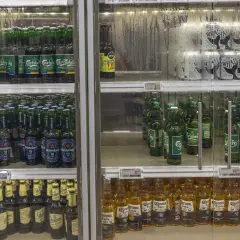 Chłodzone piwa w butelkach i puszkach, m.in. Carlsberg, Heineken, Corona. Zastanawiasz się, ile piwa można przewieźć z Polski do Niemiec?