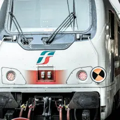 Pociągi na stacji, jeden z napisem "Firenze SMN", gotowe do podróży między Mediolanem a Turynem.