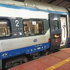 Pociąg PKP na peronie. Zastanawiasz się, z jakim wyprzedzeniem można kupić bilet PKP? Planuj podróż!