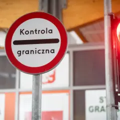 Znak "Kontrola graniczna" i czerwone światło sygnalizatora. Zastanawiasz się, ile piwa można przewieźć przez granice z Niemcami? Sprawdź przepisy!