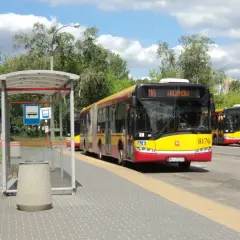 Autobus linii 116 w Warszawie czeka na pasażerów na przystanku.