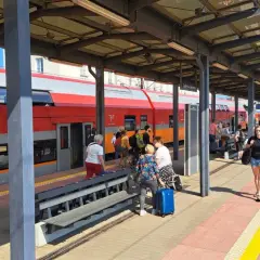 PKP Gdynia - Hel: podróżni z bagażami czekają na pociąg Polregio. Sprawdź cenę biletu na Hel!
