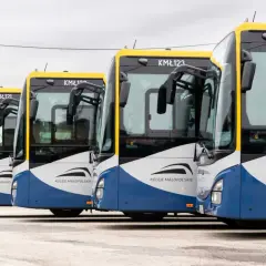 Rząd autobusów Kolei Małopolskich czeka na pasażerów. Busy te obsługują trasę Kraków - Sułkowice, zapewniając sprawne połączenie.