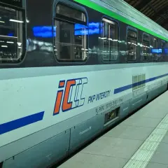Pociąg PKP Intercity z logo ICC, gotowy do podróży z dostępem do intercity wifi.
