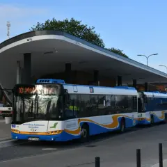 Autobus 10 Świnoujście-Międzyzdroje stoi pod nowoczesnym zadaszeniem dworca.
