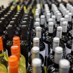 Rzędy butelek wina, czerwonego i białego. Zastanawiasz się, ile litrów alkoholu można przewieźć przez granicę polsko-niemiecką?