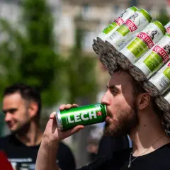 Mężczyzna z koroną z puszek piwa Kasztelan pije Lecha. Zastanawia się, ile bimbru można przewieźć do Niemiec.