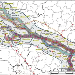 Mapa przedstawia warianty przebiegu korytarza transportowego, w tym potencjalną zmianę trasy dla tramwaju 10 w Warszawie.