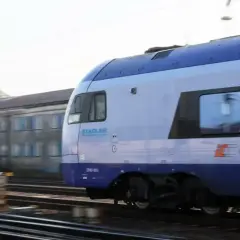 Pociąg PKP Intercity Stadler ED160 mija budynki. Może właśnie wraca do bazy, a pasażerowie planują zwrot biletu PKP.
