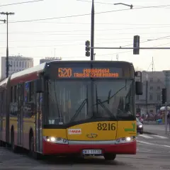 Autobus linii 520 w Warszawie, z informacją "trasa zmieniona", jedzie ulicą.