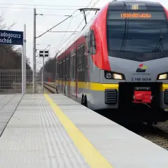 Pociąg zbliża się do peronu na stacji Łódź Radogoszcz Wschód.