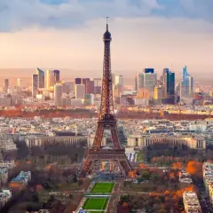 Widok na Wieżę Eiffla i nowoczesne wieżowce w Paryżu o zachodzie słońca. BVA Paris.