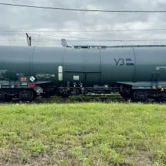 Szary wagon-cysterna z logo УЗ, gotowy do transportu. Ile wagonów można przewieźć do Niemiec? Zależy od ładunku i przepisów.