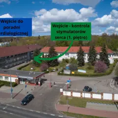 Jak dojechać z dworca PKP Szczecin do szpitala na Arkońskiej? Wskazówki na zdjęciu pokazują wejście do poradni kardiologicznej i kontroli stymulatorów serca.