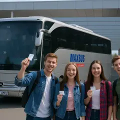Uśmiechnięci młodzi ludzie z biletami w ręku przed autokarem MAXBUS. Czas na podróż do Zakopanego!