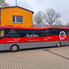 Autobus Karpacz Bus z napisem "na Śnieżkę" i "z nami na szczyt i z powrotem". Sprawdź karpacz bus cennik na stronie green-mountain.pl.