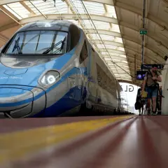 Błękitno-szary Pendolino czeka na pasażerów. Ludzie idą wzdłuż peronu, gotowi do podróży po nowych trasach.