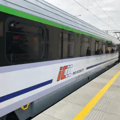 PKP Intercity - eic co to za pociąg? Nowoczesny skład z charakterystycznym logo, gotowy do podróży.
