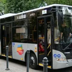 Autobus linii nr 6 Pruszków-Ożarów z numerem bocznym 20103 stoi na przystanku. Drzwi są otwarte, widać pasażerów.