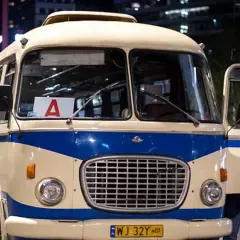 Nocne autobusy w Warszawie, klasyczny Jelcz z otwartymi drzwiami i kierowcą w kamizelce.