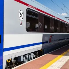 Wagon restauracyjny PKP Intercity. Symbol widelca i noża informuje, jak sprawdzić czy w pociągu jest wars.