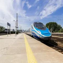 Pendolino nad morze cennik: szybki pociąg na peronie, gotowy do podróży.