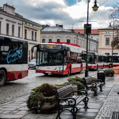 Autobus linii 401 z Nowego Sącza do Krakowa na brukowanej ulicy.
