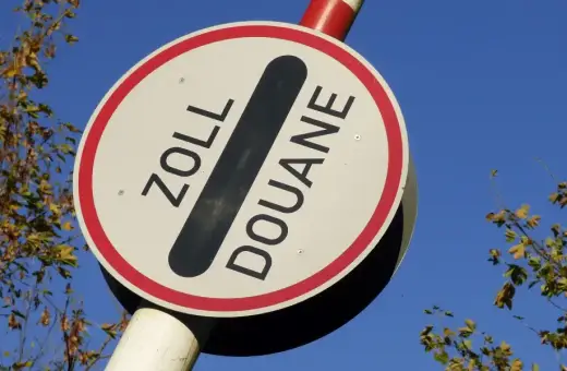Znak graniczny "Zoll Douane" przypomina o limitach, ile papierosów do Niemiec można przewieźć.