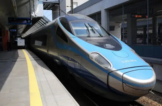Pendolino na peronie, gotowe do podróży. Krótka odległość Kraków-Katowice pokonana w mgnieniu oka.