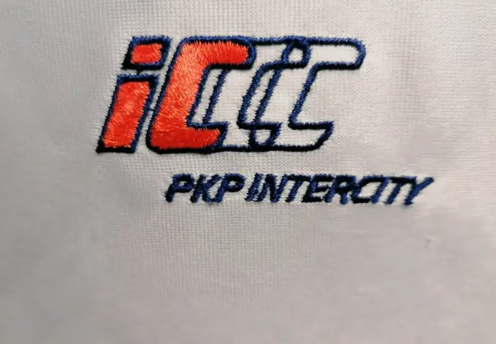 Logo PKP Intercity w kolorach czerwonym, białym i niebieskim na białym tle.