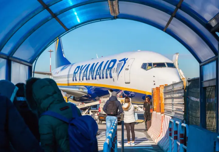 Pasażerowie wchodzą na pokład samolotu Ryanair na lotnisku Rzym Ciampino.