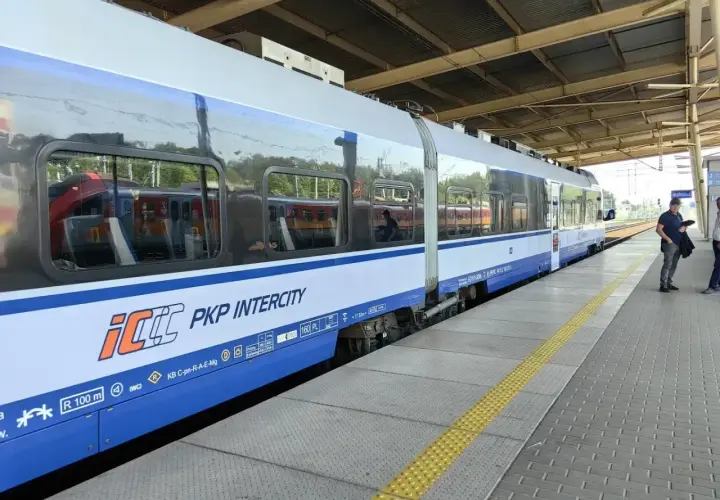 Pociąg PKP Intercity na peronie. Możliwa wymiana biletu bez rejestracji.