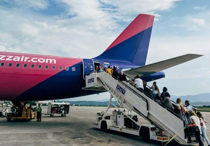Ile alkoholu można przewieźć samolotem Wizz Air? Oto ważne limity