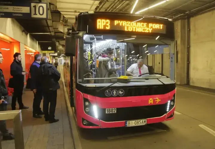 Autobus AP3 z Katowic Pyrzowic do portu lotniczego czeka na pasażerów.