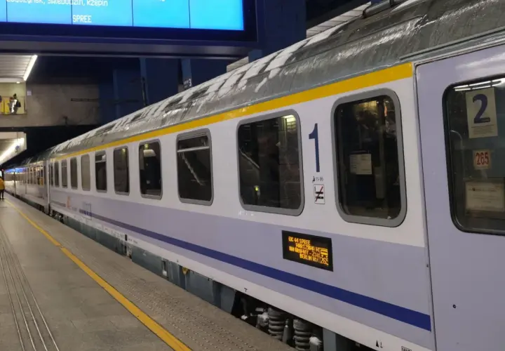 Pociąg z widoczną numeracją miejsc: klasa 1 i 2. Na wyświetlaczu informacja o trasie EIC 44 Spree do Berlina.