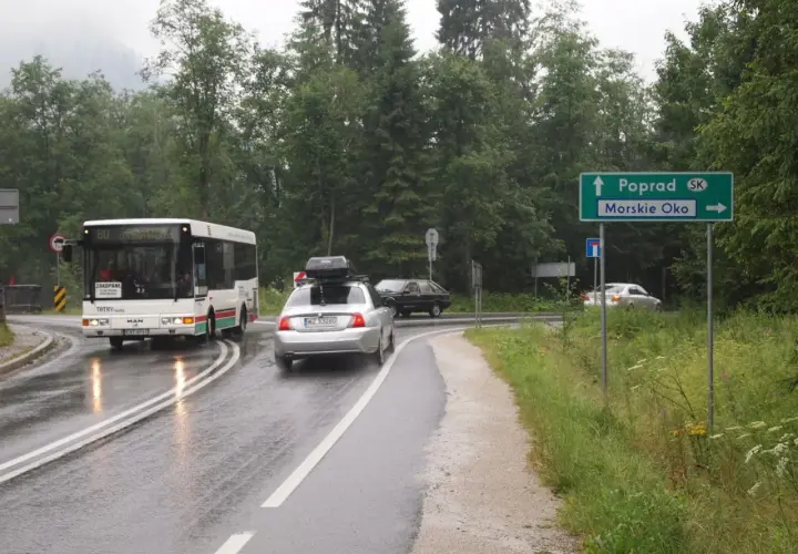 Bus do Zakopanego, Palenica Białczańska. Cena biletu? Znak kieruje do Popradu i Morskiego Oka.