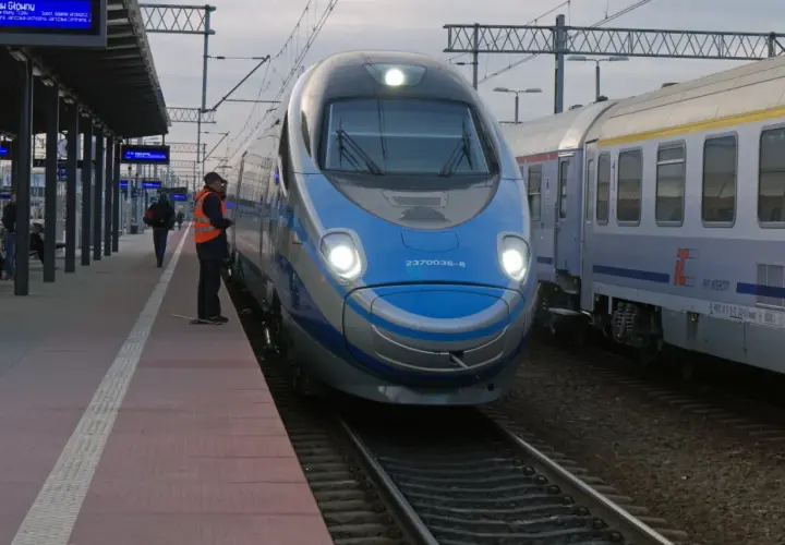Pendolino na peronie, gotowe do podróży. Zastanawiasz się, ile jedzie Pendolino z Warszawy do Gdańska?